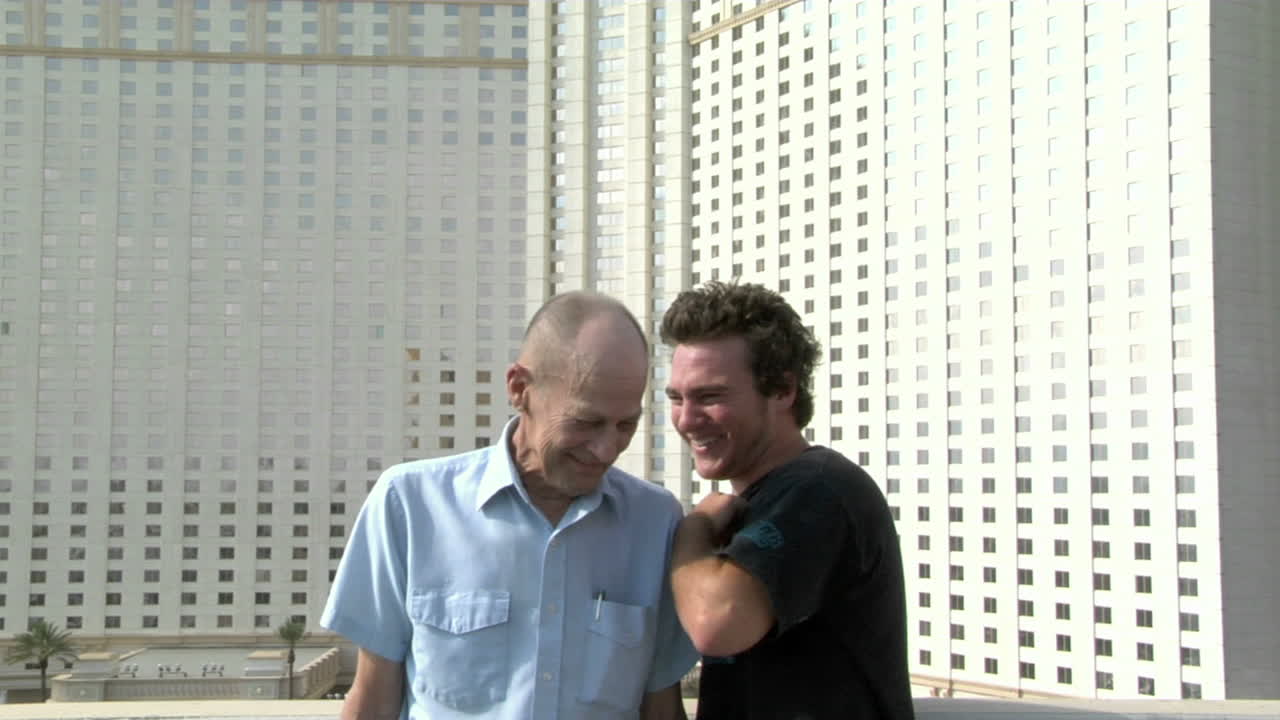 un hombre le enseña a su abuelo un baile