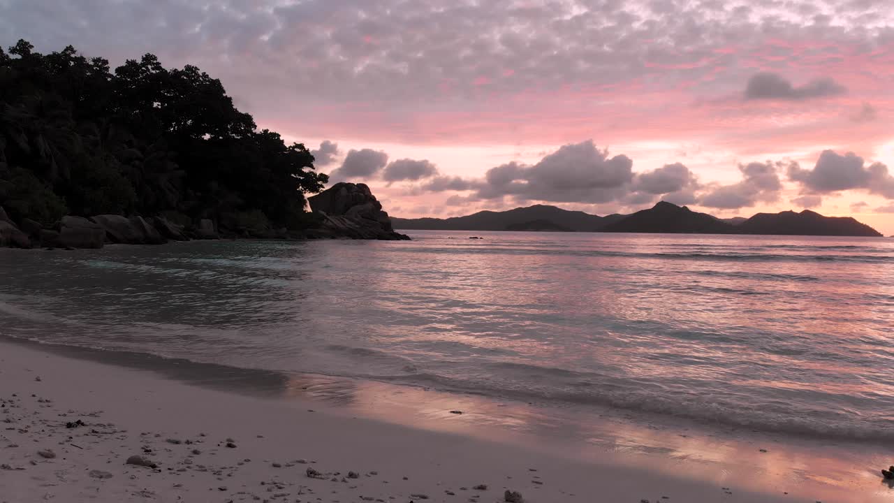 hermosa puesta de sol en la digue, una isla de las seychelles