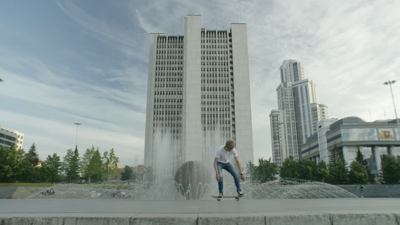 patinador en un parque de la ciudad