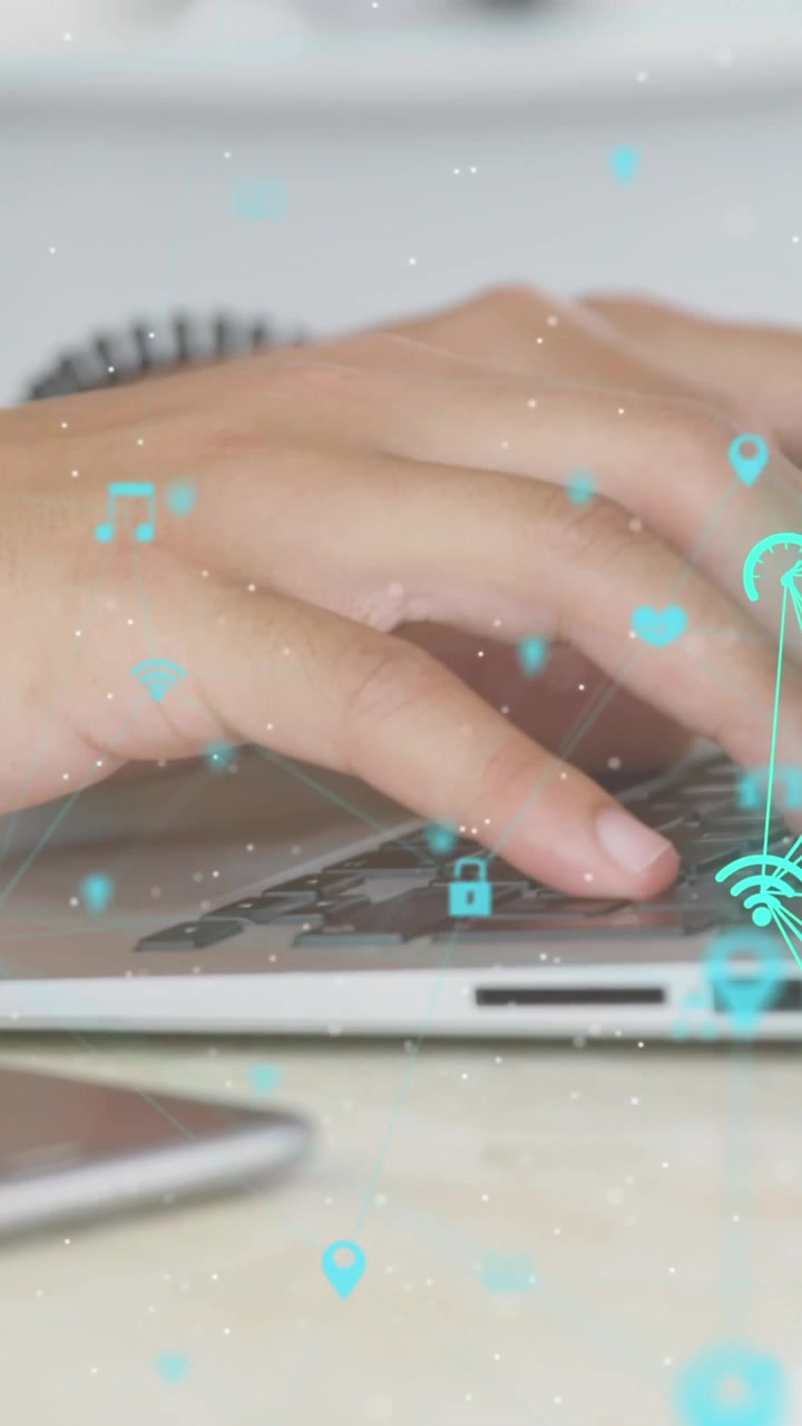 Animazione di elaborazione dati e reti, sovrapposta a un uomo che usa il laptop.