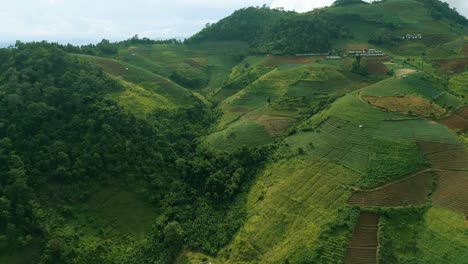 4K-Filmische-Naturluftaufnahmen-Einer-Drohne,-Die-An-Einem-Sonnigen-Tag-über-Die-Wunderschönen-Berge-Von-Mon-Jam-Neben-Chiang-Mai,-Thailand-Fliegt