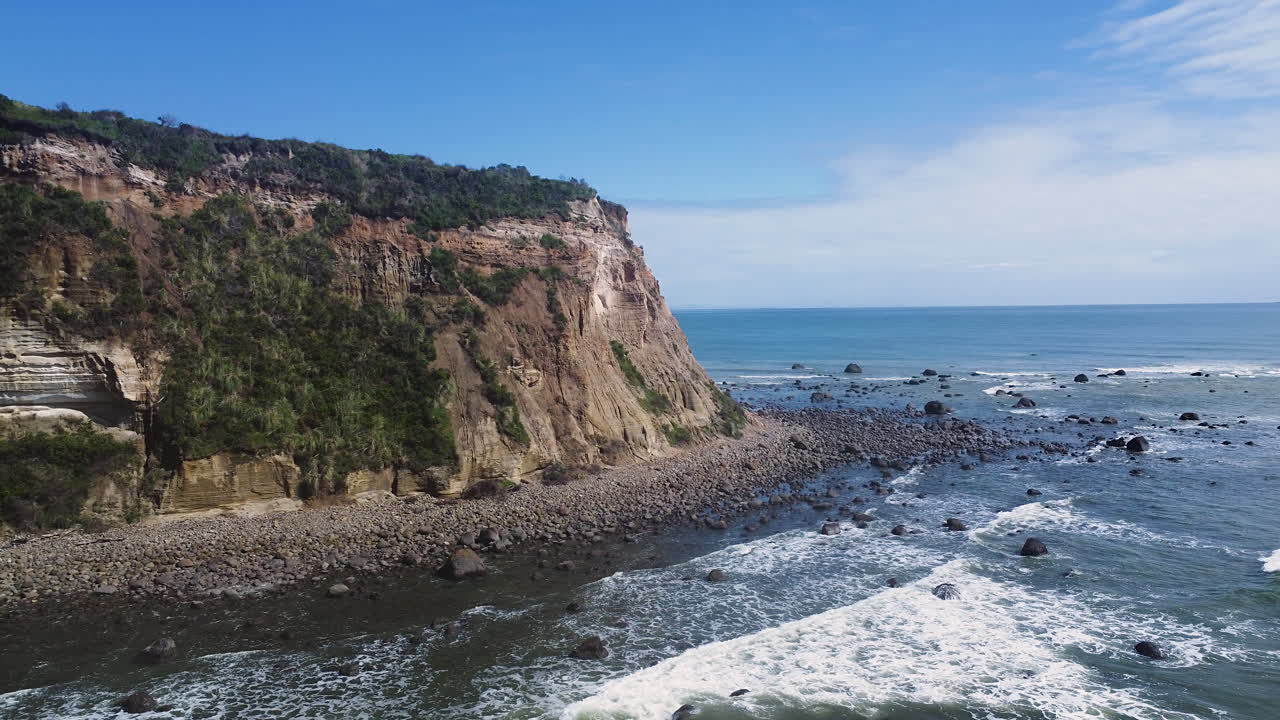 playa maketu con acantilados y costa rocosa en la isla norte, nueva zelanda - toma aérea