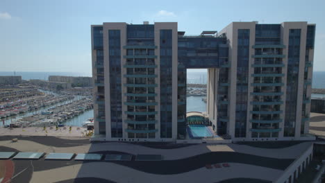 Hotels-and-luxury-homes-around-the-marina-of-Herzliya,-Israel