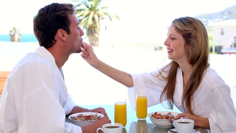 Pareja-Feliz-Desayunando-Juntos