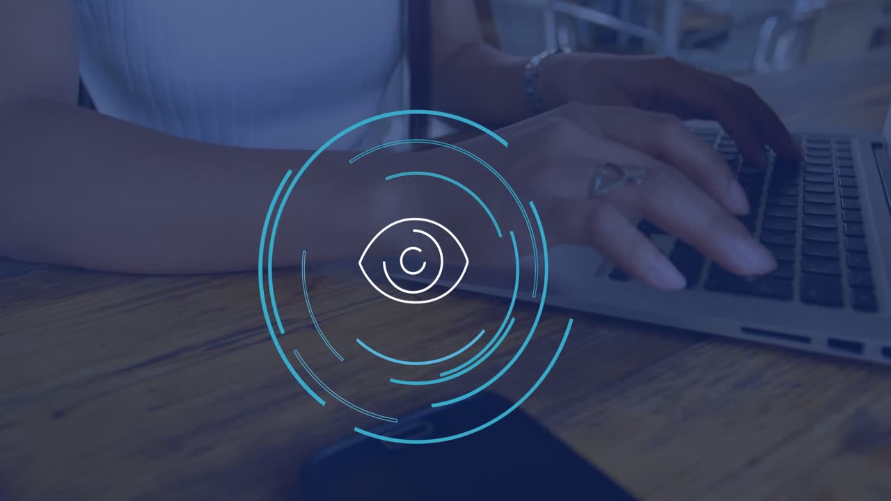 animación del icono del ojo sobre mujer de negocios caucásica usando portátil en la oficina