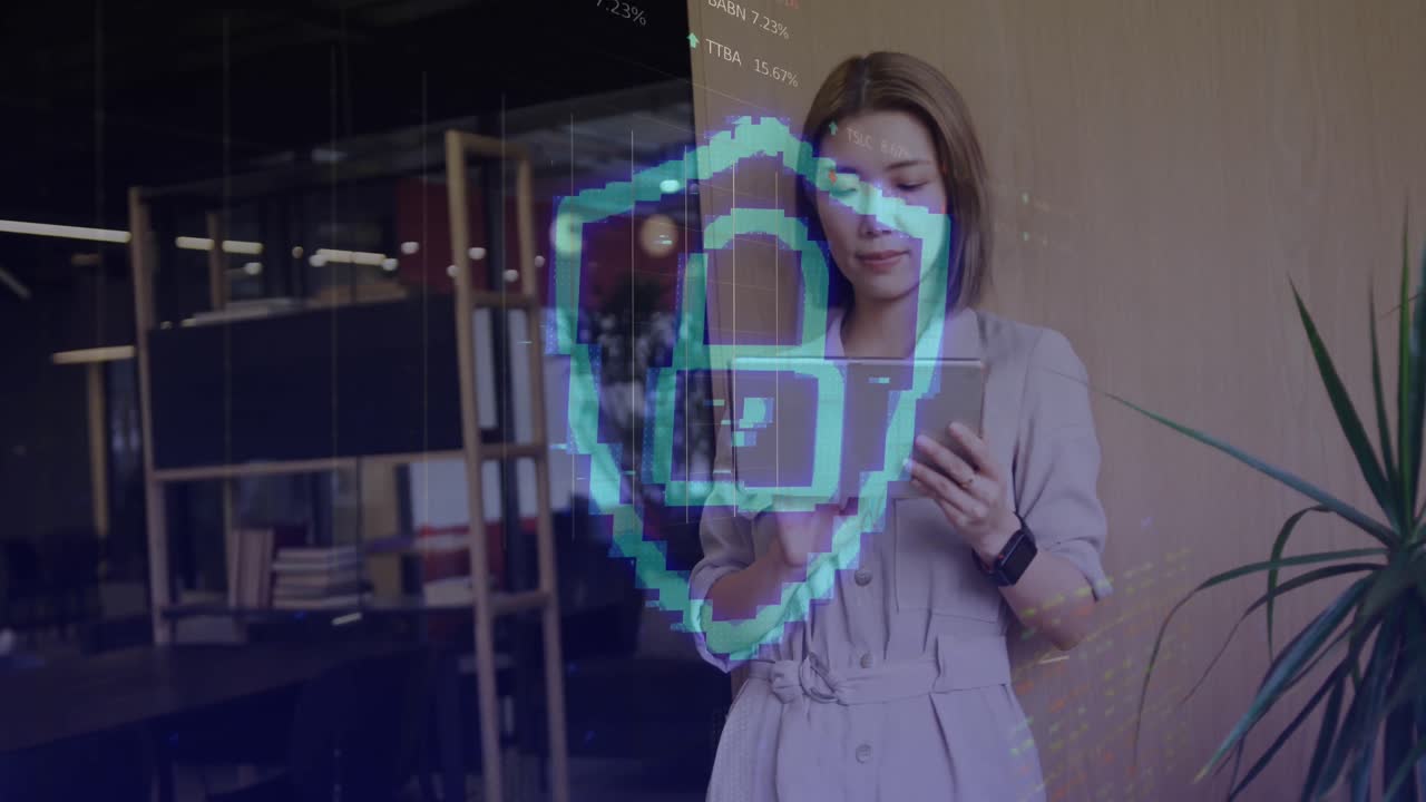 animación de candado y procesamiento de datos sobre mujer de negocios asiática usando tableta.