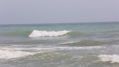 olas del mar rodando hacia la playa en vama veche, rumania - amplia
