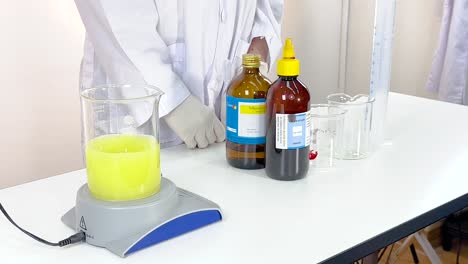 reacción química que demuestra el cambio de color con el tiempo