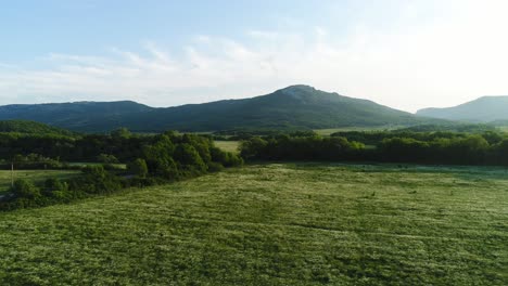 paisaje montañoso con campos y bosques