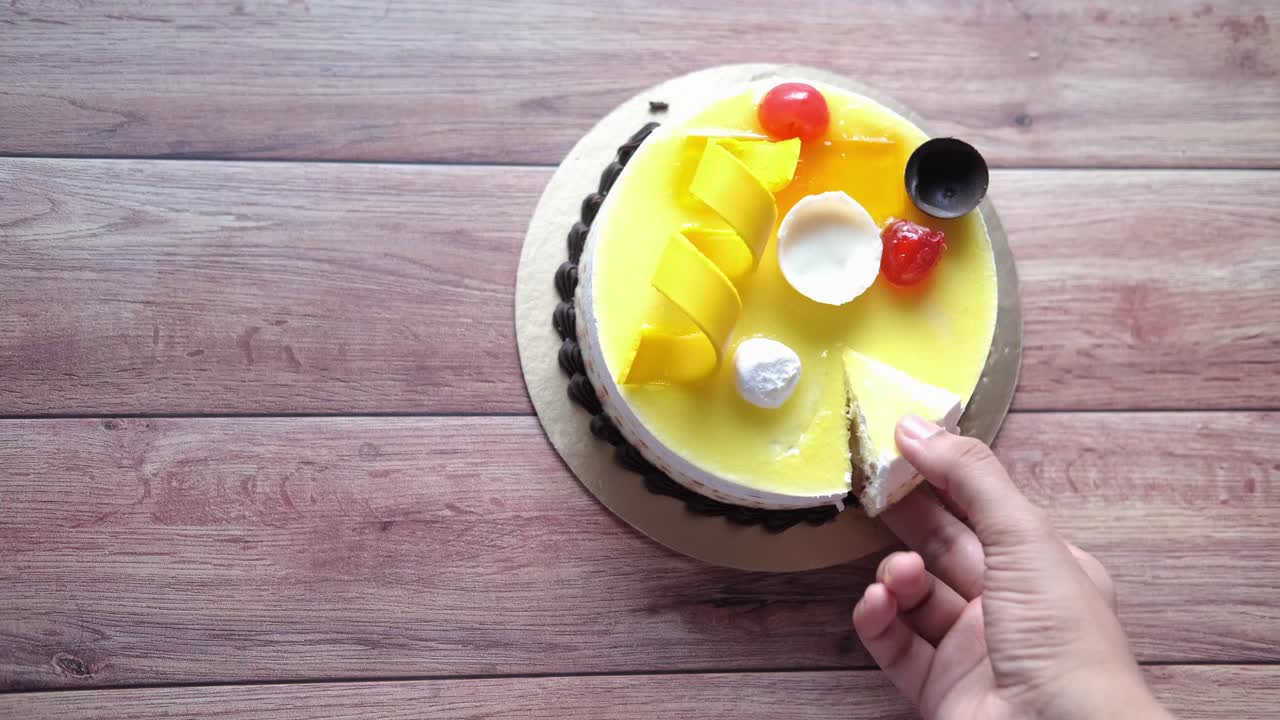 맛있는 노란색 케이크 한 조각에 손을 고