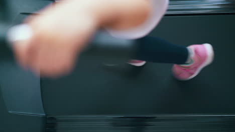 niño pequeño con zapatillas rosadas camina por la pista atlética en casa