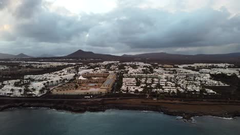 Vista-Aérea-De-La-Ciudad-Costera-De-Costa-Teguise-En-Lanzarote,-Islas-Canarias