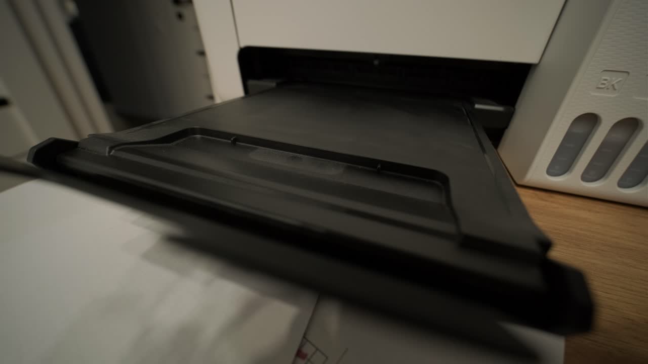 Primo piano di una stampante che stampa un documento