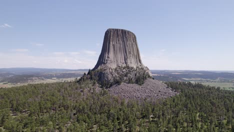 Eine-Drohnenaufnahme-Des-Devils-Tower,-Eines-Massiven,-Monolithischen,-Vulkanischen-Stout-Tower-Oder-Butte,-Der-Sich-In-Der-Black-Hills-Region-Von-Wyoming-Befindet