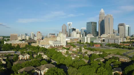 drone revela el horizonte de charlotte en un hermoso día de verano en carolina del norte