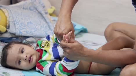 Lindo-Masaje-Infantil-Con-Aceite-Corporal-En-Casa-Desde-Un-ángulo-Plano