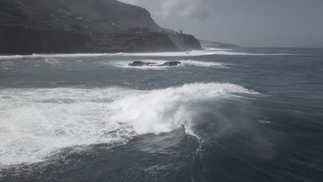 mar tormentoso ondulando en la costa rocosa