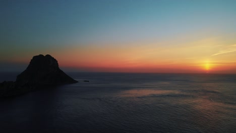 Antena:-Hermosa-Puesta-De-Sol-Sobre-El-Mar-Mediterráneo-En-Ibiza,-España