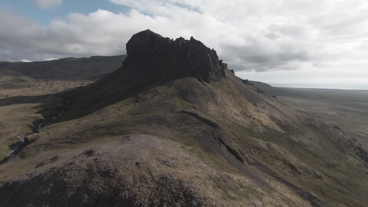 vuelo aéreo sobre el oeste de islandia, hacia la espectacular cumbre de la montaña