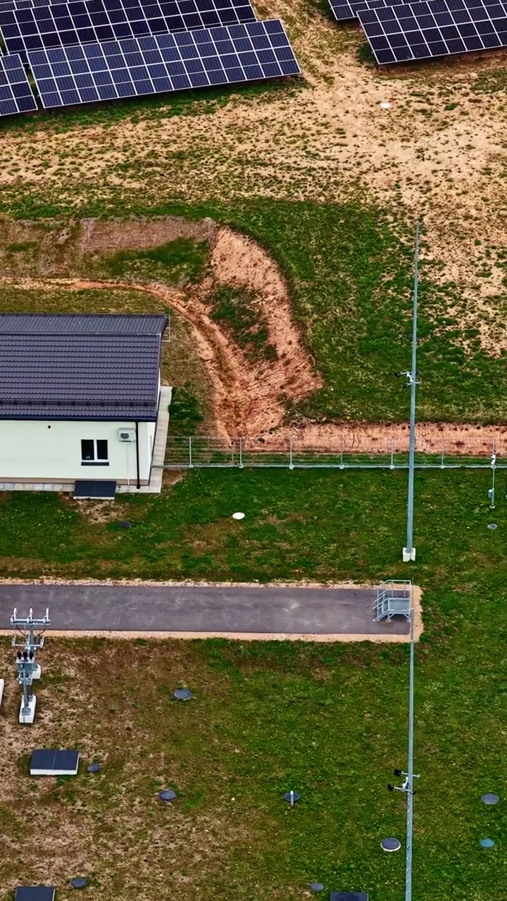 Luftfoto af vejkryds med køretøjer og omgivende landskab