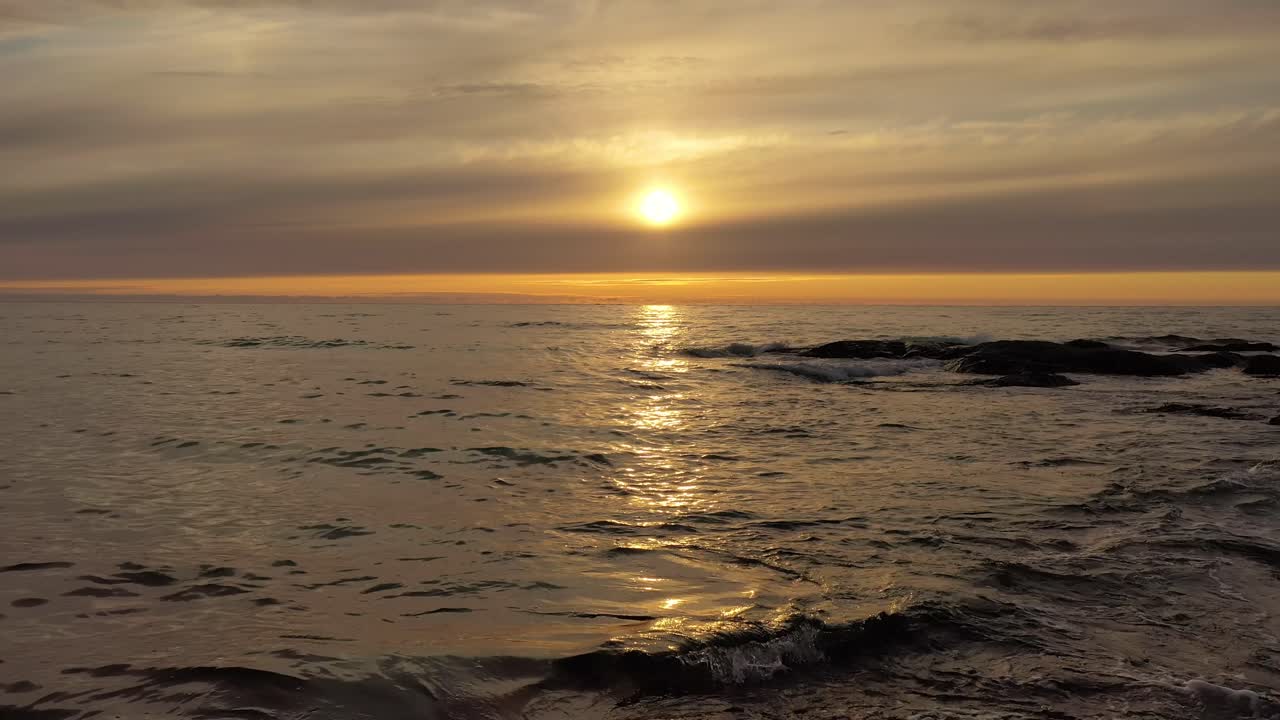 바다 위 의 아름다운 일몰 의 공중 사진. 노르웨이 의 로포텐 군도 의 해변.