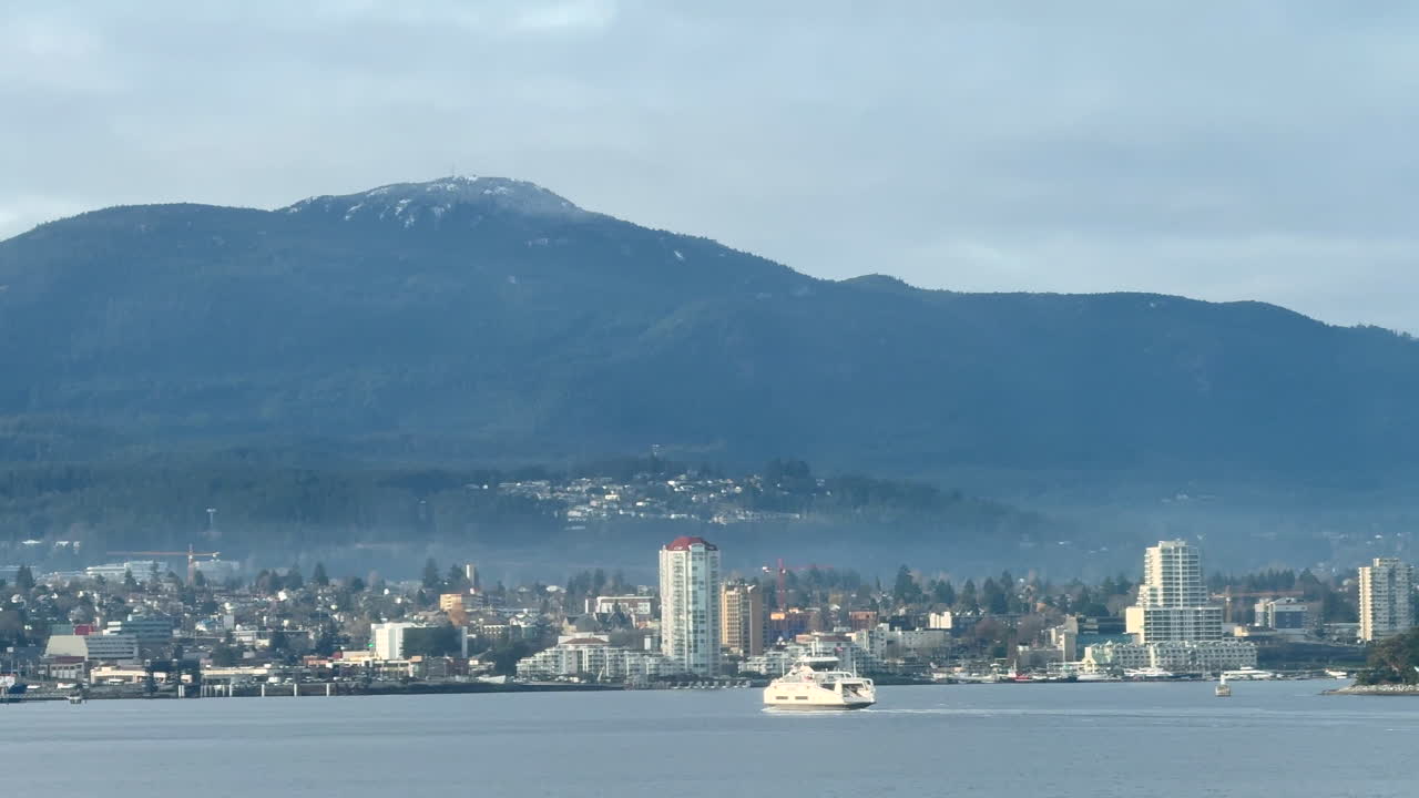 el panorámico horizonte de nanaimo con el ferry cruzando aguas tranquilas.