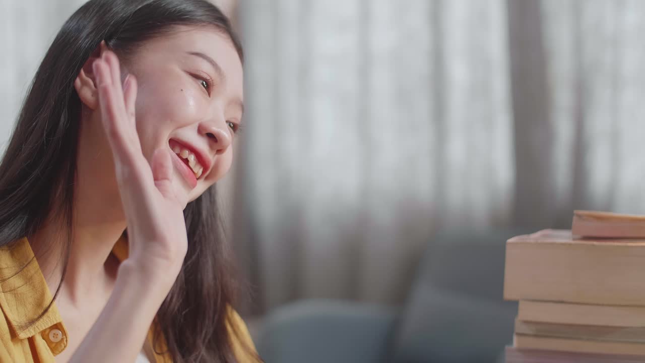 공부하는 젊은 여성 또는 비디오 컨퍼런스