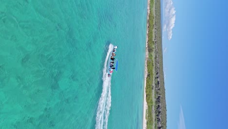 fotografía vertical de un barco navegando en la bahía de las águilas en pedernales, república dominicana