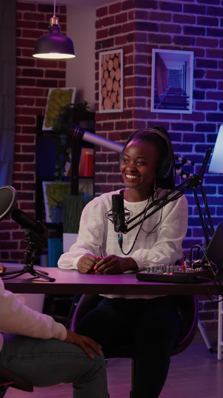 Donna afroamericana che registra un podcast in studio