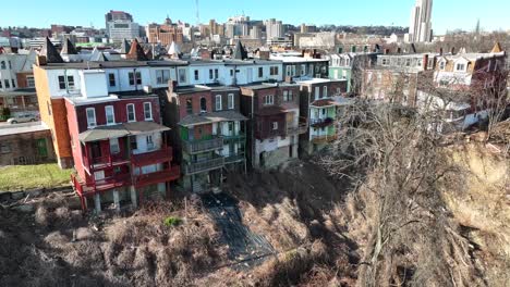 casas destartaladas en el lado del acantilado