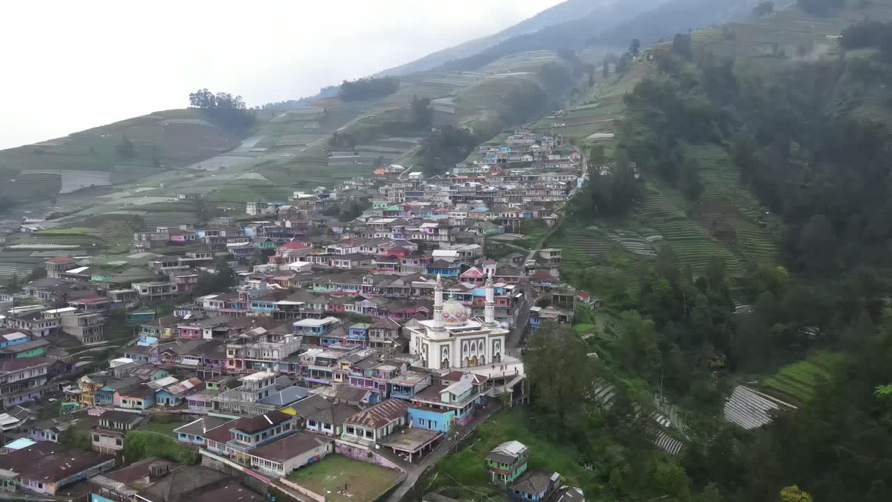 vista aérea desde el punto de vista de la mezquita, nepal van java que es un pueblo turístico en las laderas del monte sumbing, magelang, java central