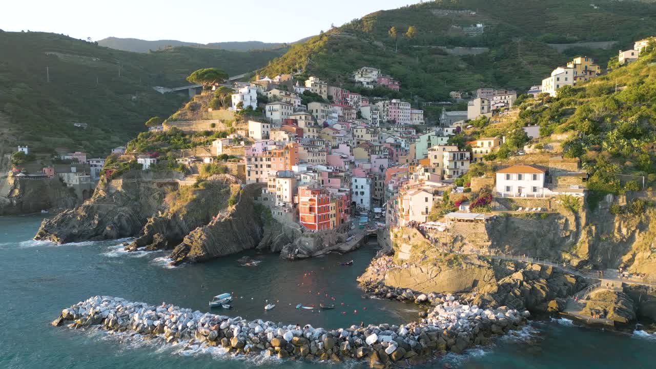 riomaggiore, cinque terre at sunset - 놀라운 공중 설정  ⁇