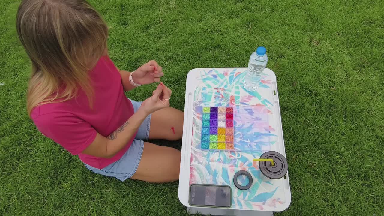 mujer con cuentas al aire libre