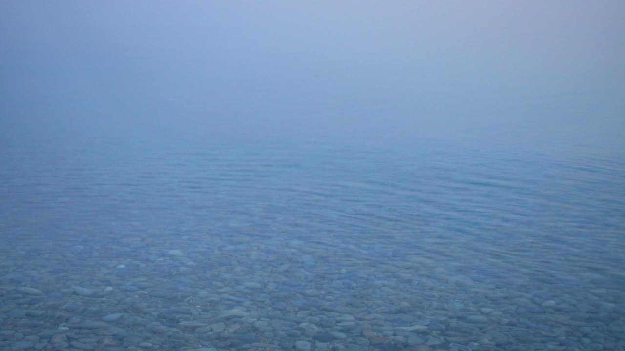 아름다운 아침 조용한 물 표면과 안개.