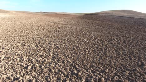 drone volando sobre campo arado