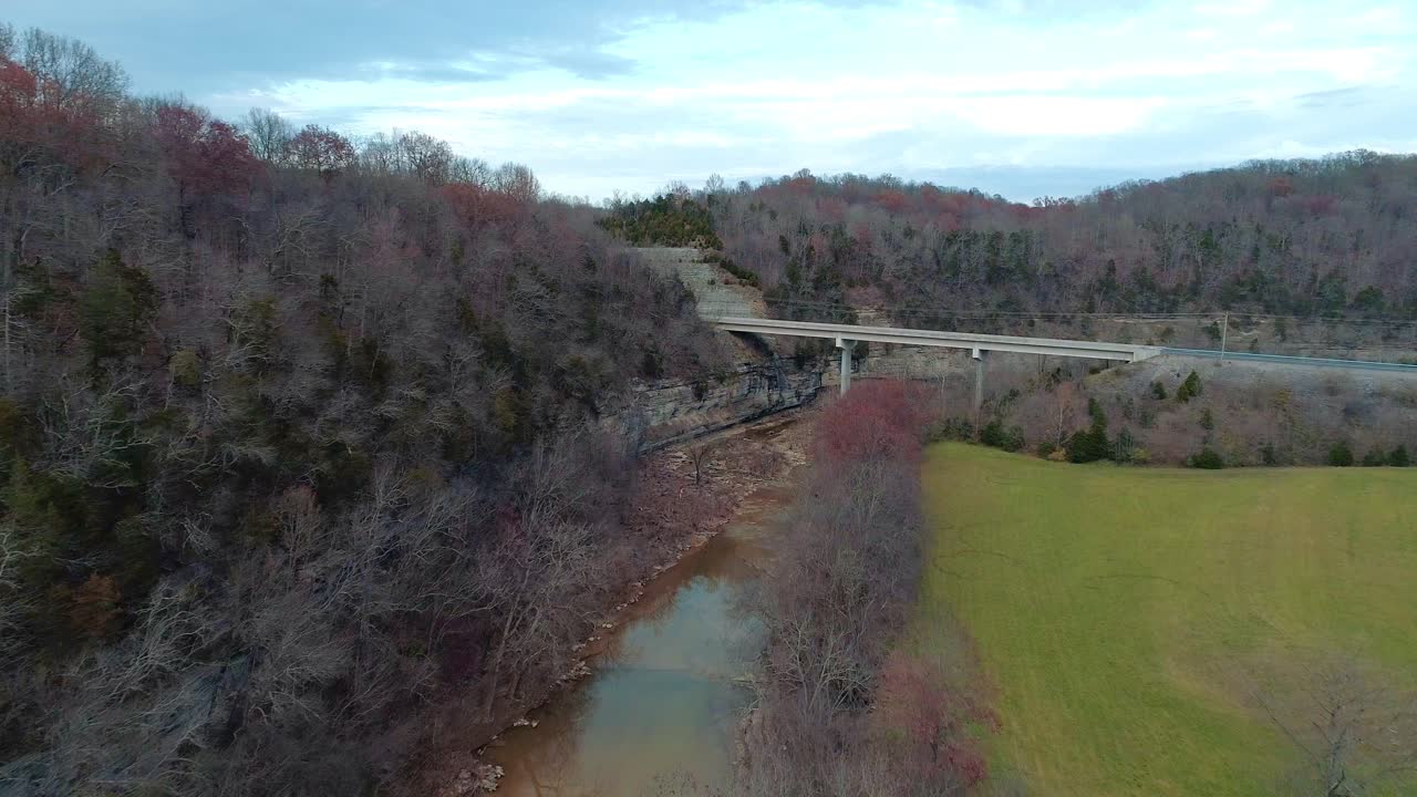 Luftfoto over Cedar Creek i Monterey, Kentucky, flyvende mod US 127 Nord-broen, smukt efterårslandskab ved solnedgang