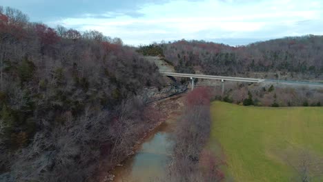 toma aérea sobre cedro creek en monterey kentucky volando hacia nosotros 127 puente norte, hermoso paisaje de otoño al atardecer