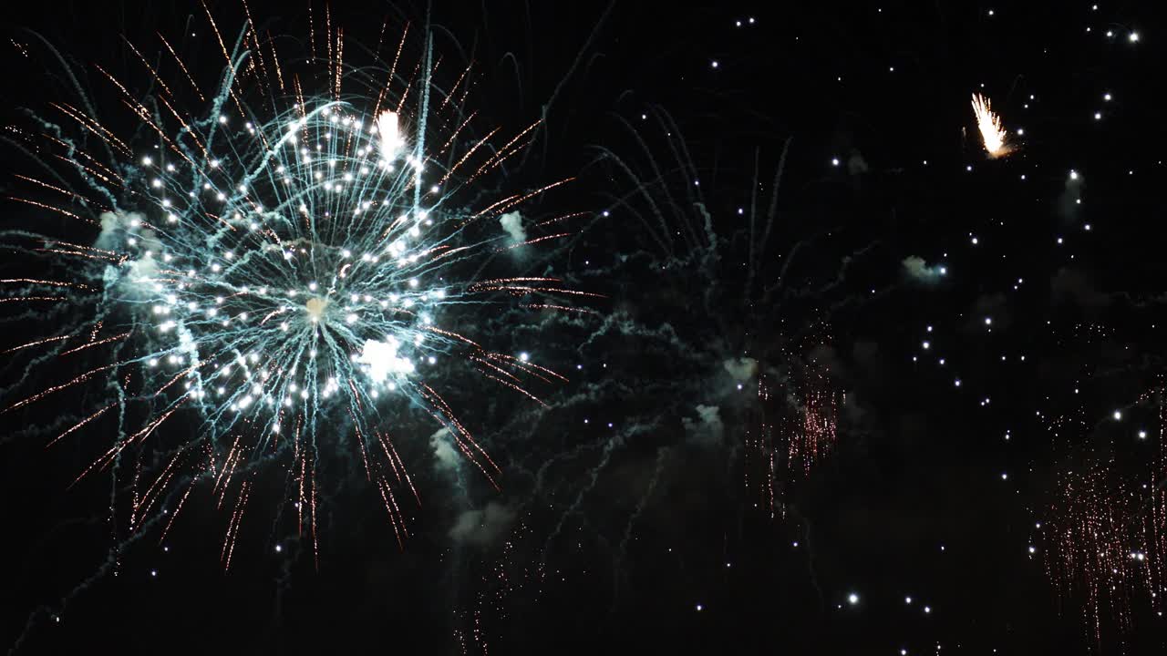 coloridos fuegos artificiales explotando en el cielo nocturno. celebraciones y eventos en colores brillantes.