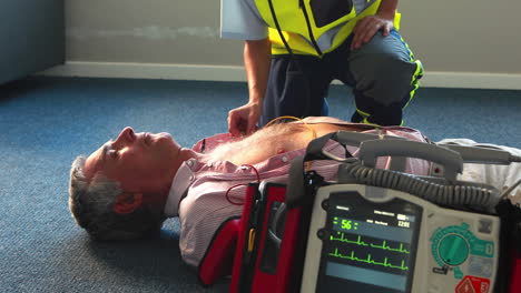 aid woman trying to reanimate a patient