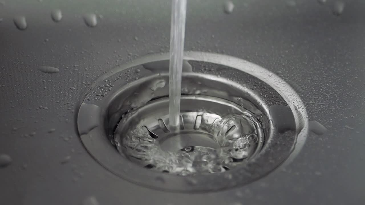 싱크대 배수관으로 물이 흘러들어가는 것