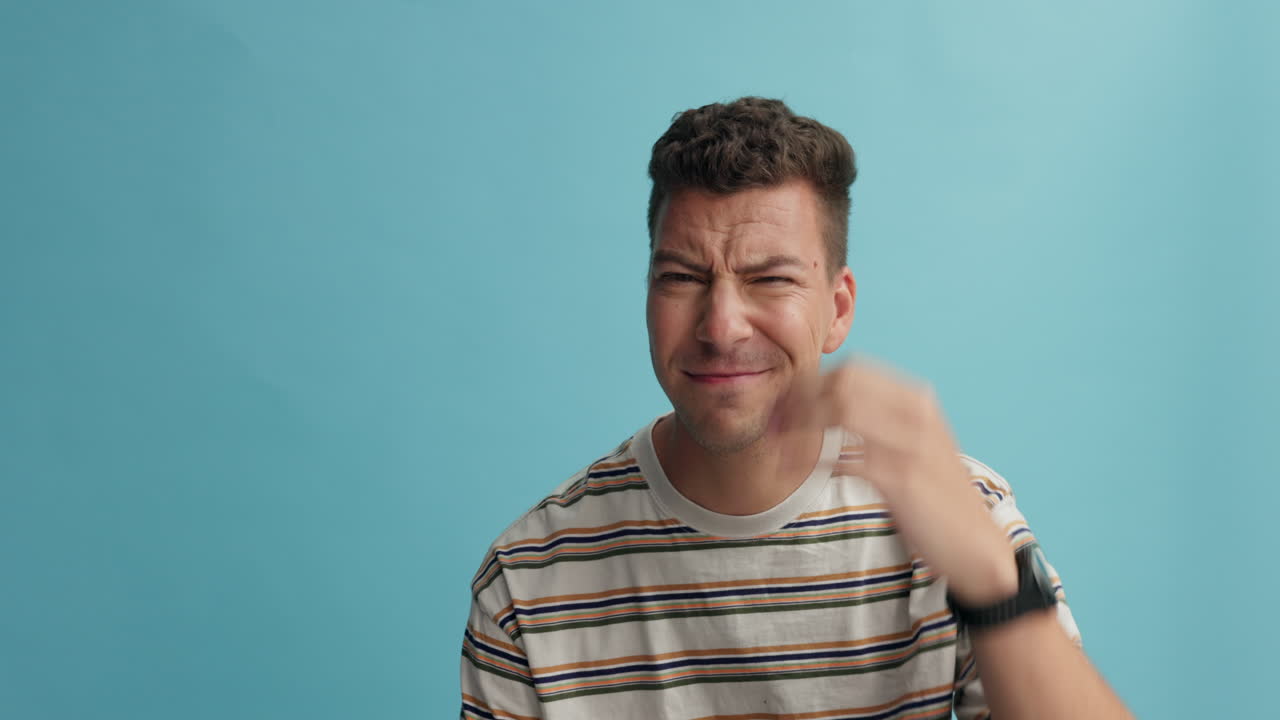hombre confundido y rascándose la cabeza