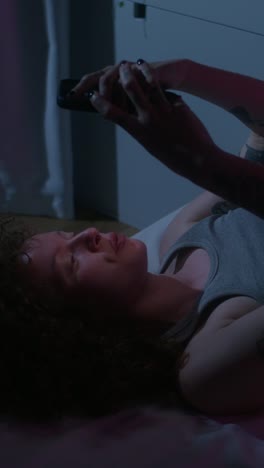 mujer usando el teléfono en la cama
