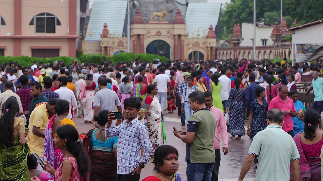 On the eve of Durga Puja, Hindus gather at Ganges for bathing and tarpan on Mahalaya day.