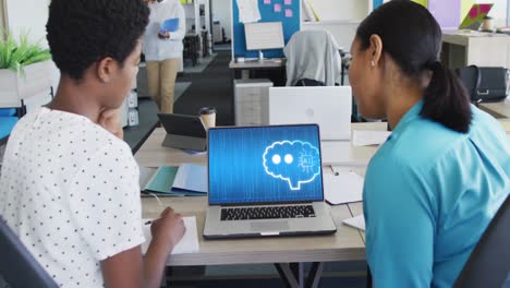 composición de mujeres diversas que usan computadoras portátiles con un chat en la pantalla