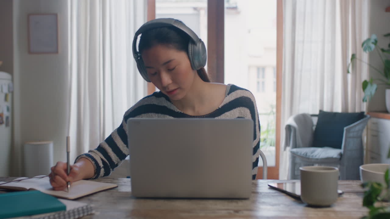 노트북 컴퓨터를 사용하는 젊은 아시아 여성 집에서 일하는 학생 브레인스토밍 프로젝트 정보 온라인 연구 메모 작성 공부를 즐기고