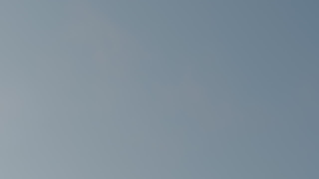 크리켓 공이 공중을 가로지르는 슬로우 모션 와이드 샷