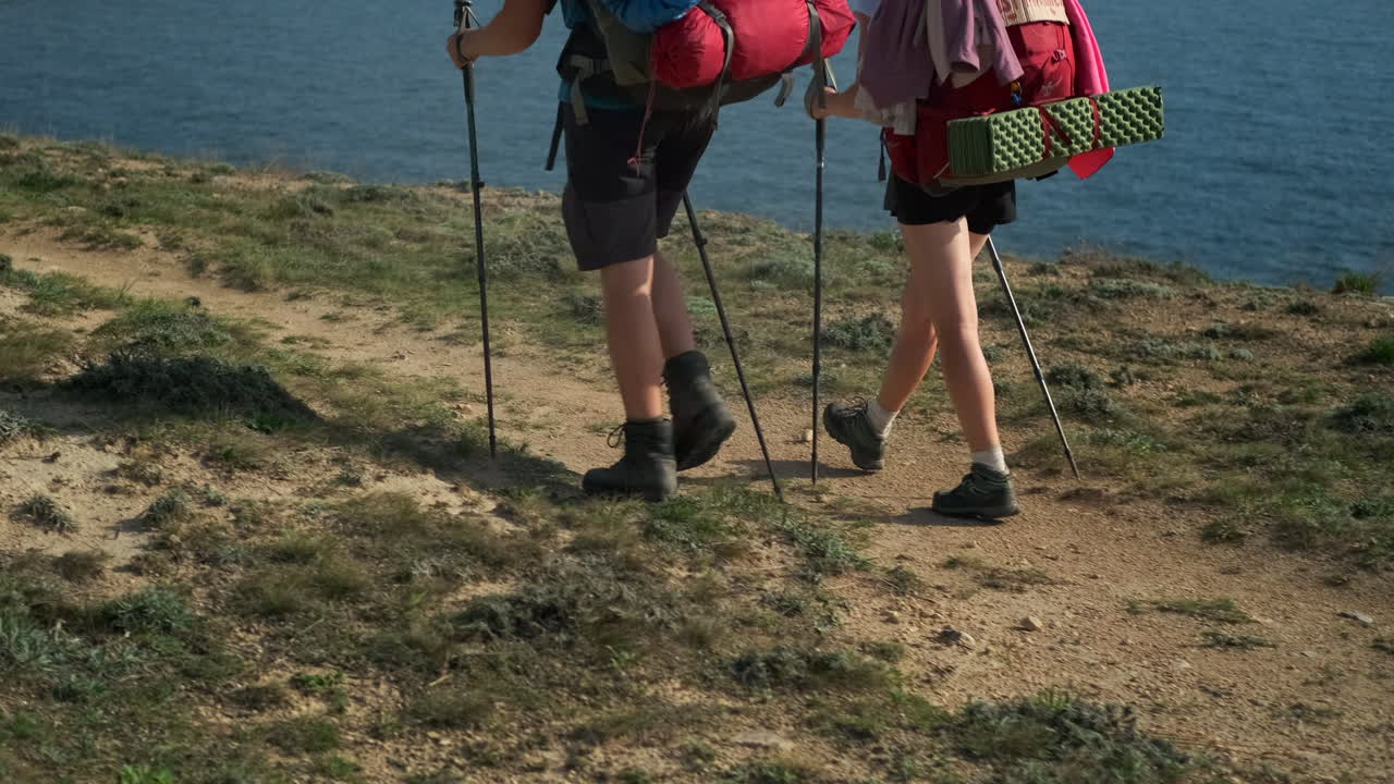 해안 경로 에서 산책 하는 사람 들
