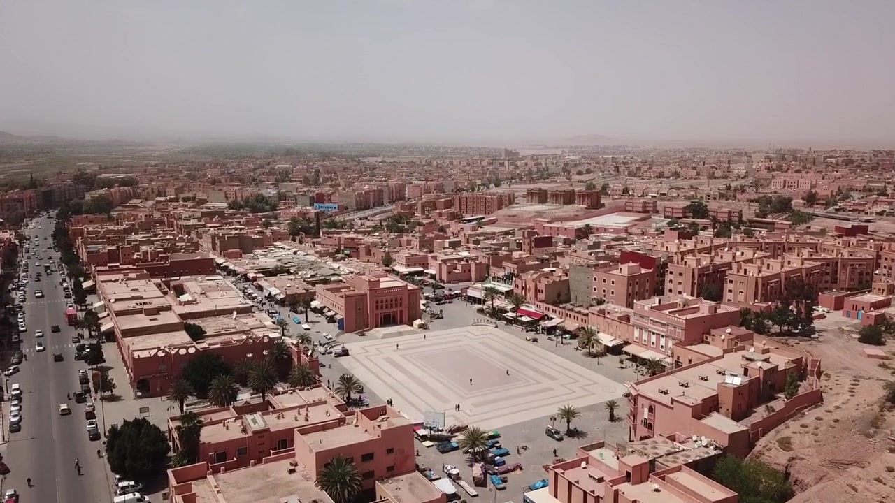 Vista aerea con drone di Ouarzazate, una delle principali destinazioni turistiche nel deserto del Marocco, che mostra la moderna crescita urbana, l'identità culturale e il carattere unico della porta del Sahara.