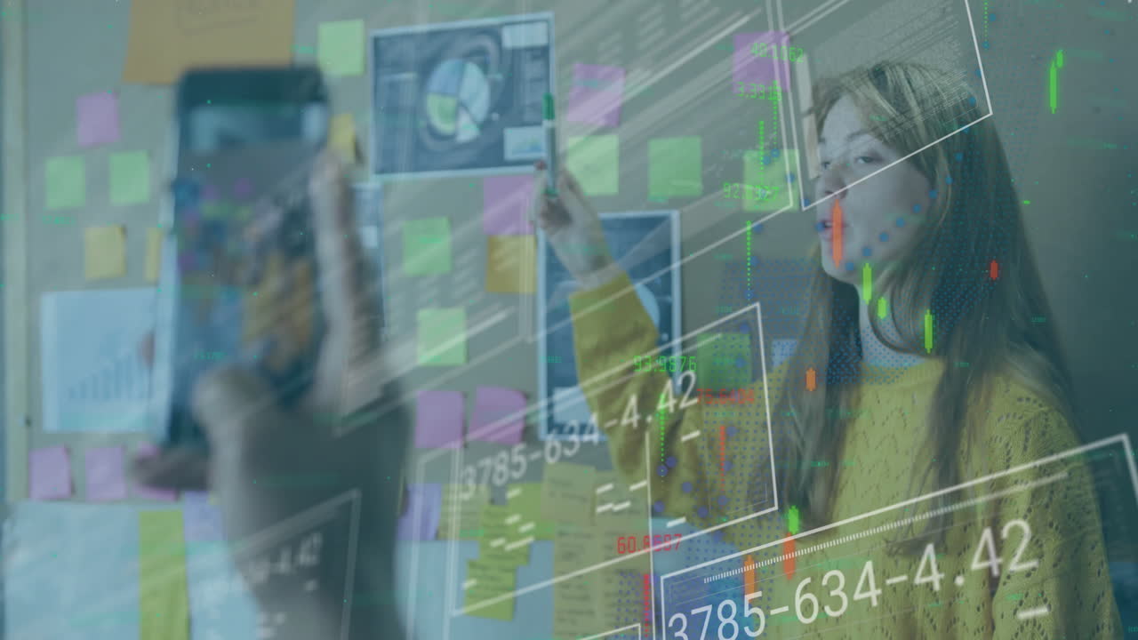 animación de gráficos, números, mujer diversa explicando informes y compañero de trabajo grabando en teléfono celular
