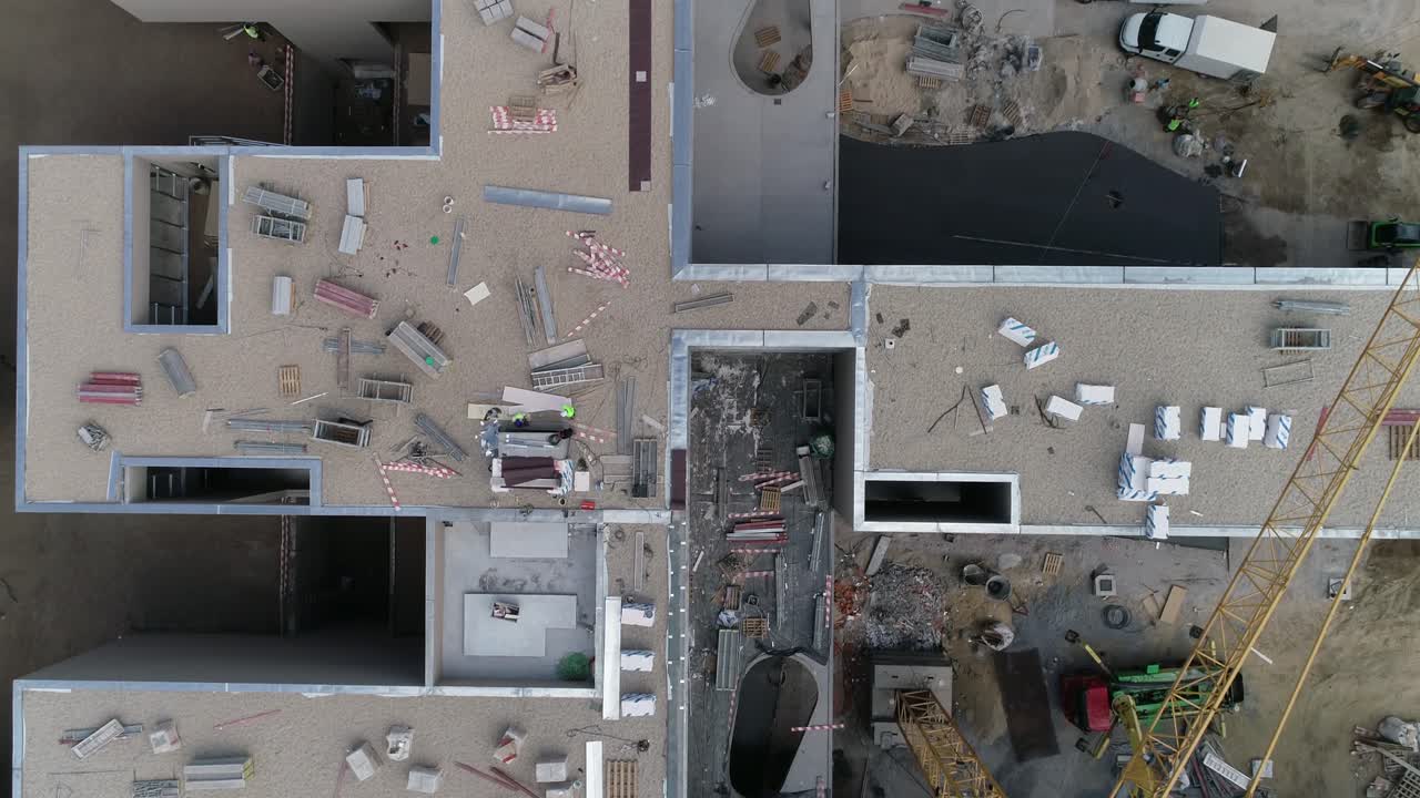 construcción de un nuevo edificio. trabajadores de la construcción en el techo